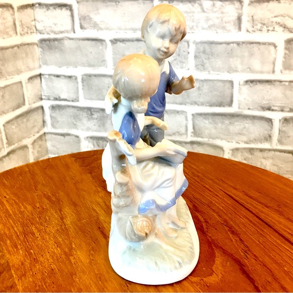 Ceramic Children at Story Time - Picture 7 of 10